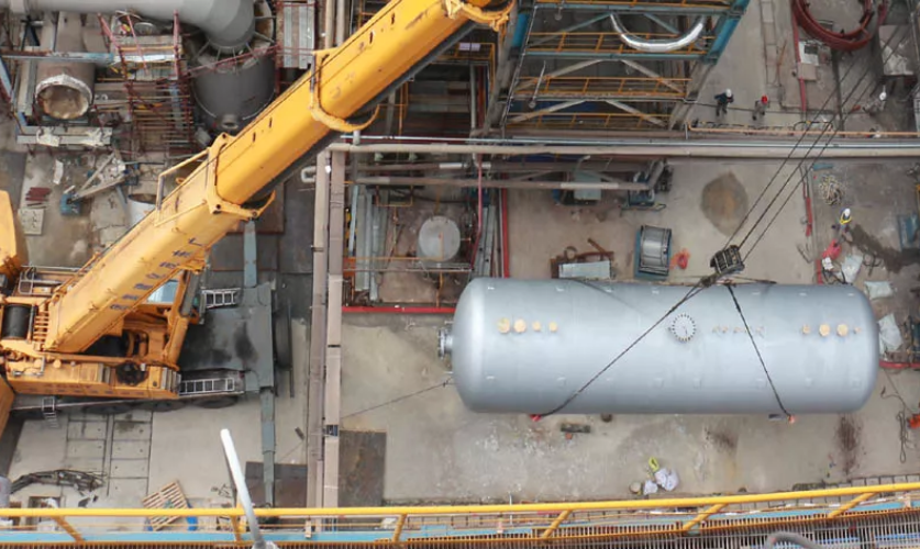 The 400-ton crane is preparing for the rotation of the liquid separator tank.